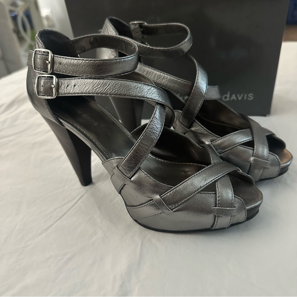 Kristin Davis Strappy Open Toe Heels Sandals Gun Metal Silver Size 7
